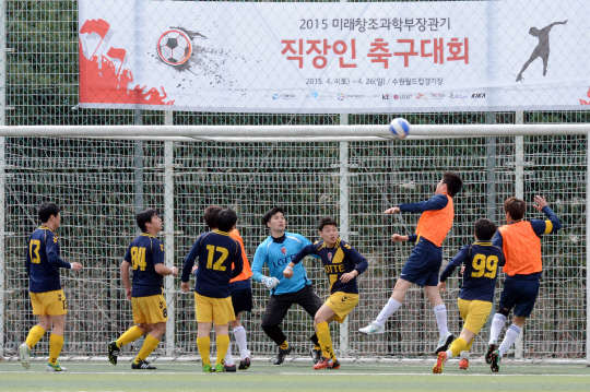디지털타임스가 주최하고 미래창조과학부, 경기도수원월드컵경기장관리재단이 후원하는 '2015 미래창조과학부장관기 직장인 축구대회'가 4일 수원월드컵경기장 인조잔디구장에서 개막됐다. 이날 KS ANP(조끼)와 롯데정보통신&현대정보기술 선수들이 공중볼을 다투고 있다. 이 경기는 4대2 KS ANP 승리로 끝났다. 한편 이날 경기장을 찾은 마용득 롯데정보통신 대표(아래 사진 가운데 유니폼)와 서포터즈들이 열띤 응원을 하고 있다. 마 대표는 후반전에 교체 투입돼 경기에 직접 참여하기도 했다.   수원=김민수기자 ultrartist@